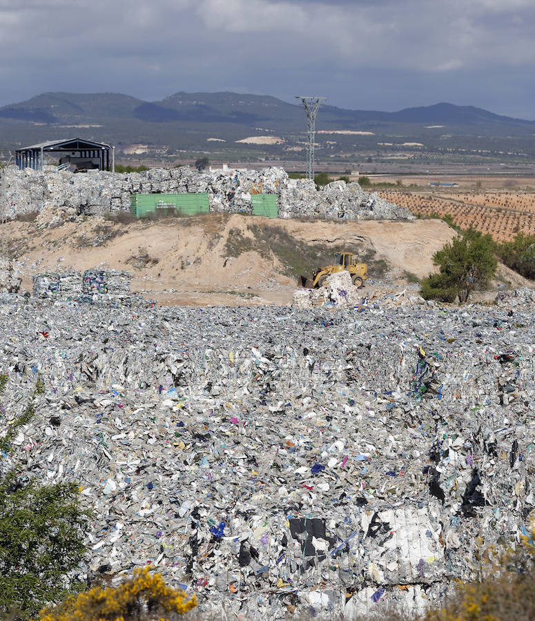 Fotos: Fotos de la planta que almacena 43.000 toneladas de residuos en Utiel