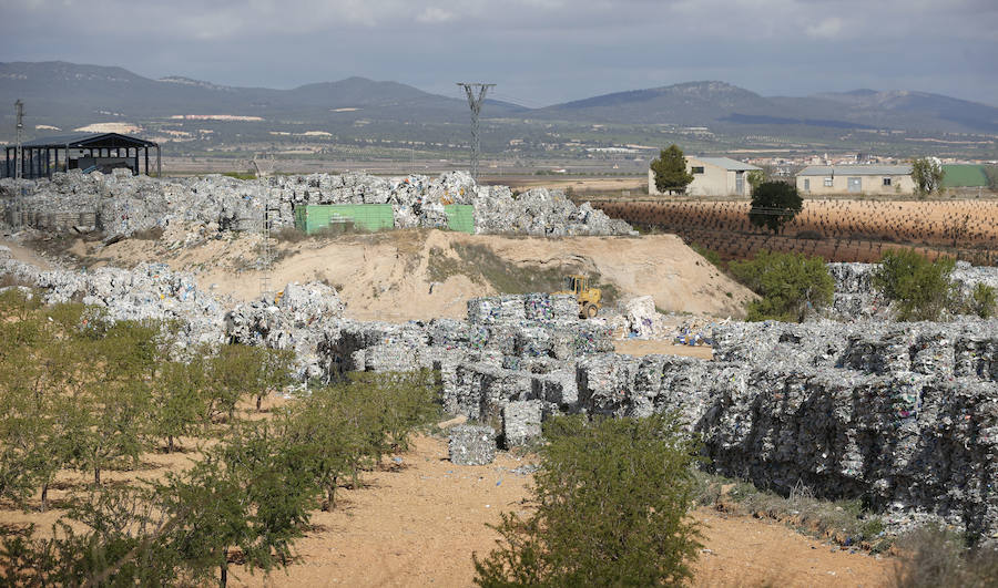 Fotos: Fotos de la planta que almacena 43.000 toneladas de residuos en Utiel