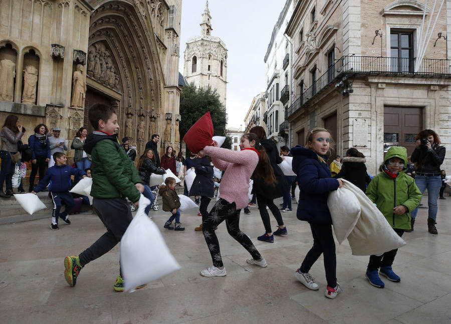 La lluvia no ha sido impedimento para la tradicional guerra de almohadas que se organiza en la plaza de la Virgen, que va ya por la duodécima edición. Pese a la intensidad de la precipitación en algunos momentos, que obligó a los participantes a refugiarse en la puerta de los Apóstoles, la cita se ha celebrado sin sobresaltos y con grandes dosis de diversión. Entre los asistentes se han visto personas en pijama y disfraces.