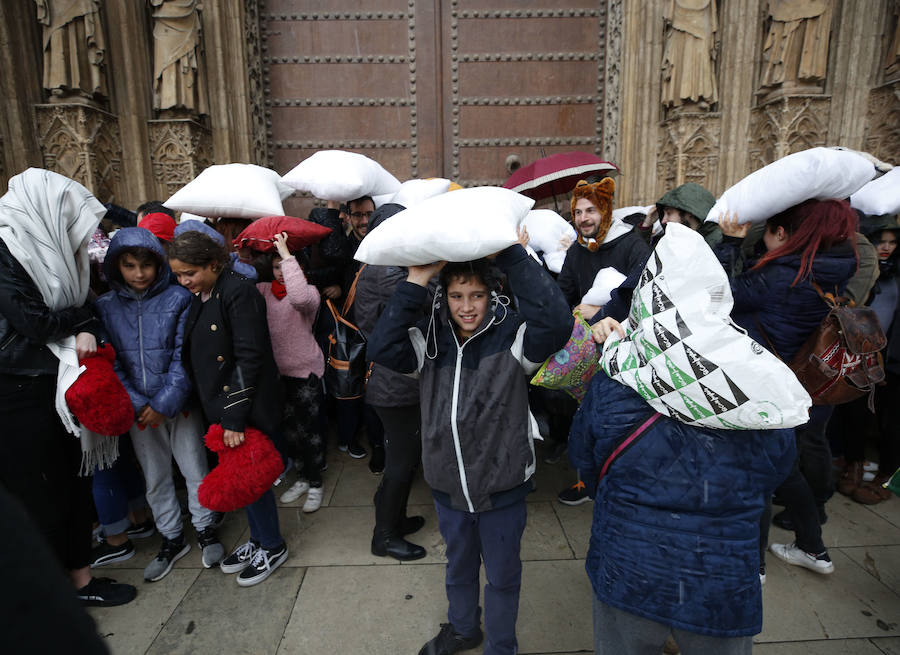 La lluvia no ha sido impedimento para la tradicional guerra de almohadas que se organiza en la plaza de la Virgen, que va ya por la duodécima edición. Pese a la intensidad de la precipitación en algunos momentos, que obligó a los participantes a refugiarse en la puerta de los Apóstoles, la cita se ha celebrado sin sobresaltos y con grandes dosis de diversión. Entre los asistentes se han visto personas en pijama y disfraces.