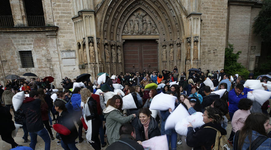 La lluvia no ha sido impedimento para la tradicional guerra de almohadas que se organiza en la plaza de la Virgen, que va ya por la duodécima edición. Pese a la intensidad de la precipitación en algunos momentos, que obligó a los participantes a refugiarse en la puerta de los Apóstoles, la cita se ha celebrado sin sobresaltos y con grandes dosis de diversión. Entre los asistentes se han visto personas en pijama y disfraces.