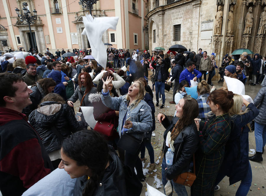 La lluvia no ha sido impedimento para la tradicional guerra de almohadas que se organiza en la plaza de la Virgen, que va ya por la duodécima edición. Pese a la intensidad de la precipitación en algunos momentos, que obligó a los participantes a refugiarse en la puerta de los Apóstoles, la cita se ha celebrado sin sobresaltos y con grandes dosis de diversión. Entre los asistentes se han visto personas en pijama y disfraces.