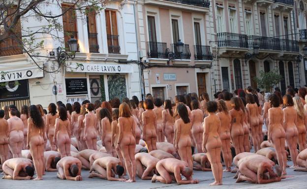 Spencer Tunick publica los vídeos del desnudo de 1.300 personas en Valencia