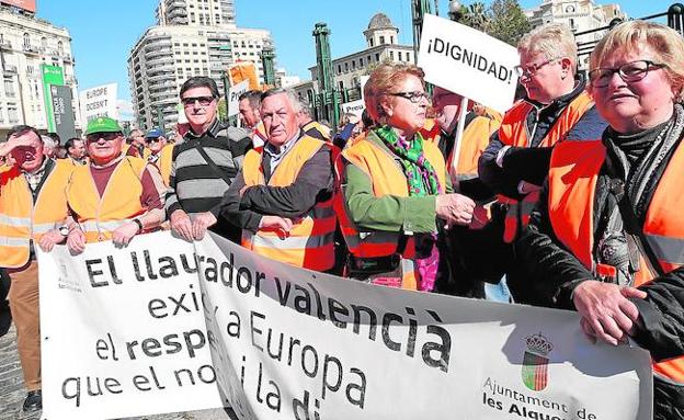 Citricultores de Les Alqueries (La Plana) con chalecos 'naranja' al inicio de la manifestación, frente a la Estación del Norte.