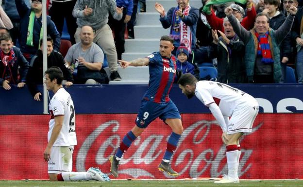 Roger Martí, celebrando su tanto ante el Huesca.