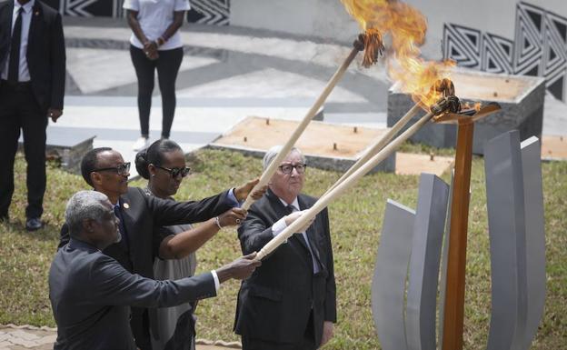 Moussa Kaki, Paul Kagame y su esposa Jeannette Kagame, junto a Jean-Claude Juncker, encienden una llama en recuerdo de las víctimas del genocidio de Ruanda.