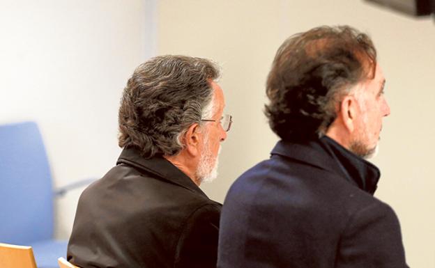 Alfonso Grau (a la izquierda), durante el juicio. 