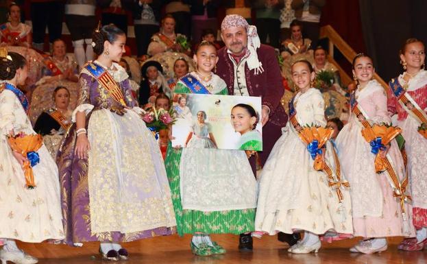 Imagen principal - Homenaje de Rascanya a Zaira Nácher, María Cavero y Elena Rivero.