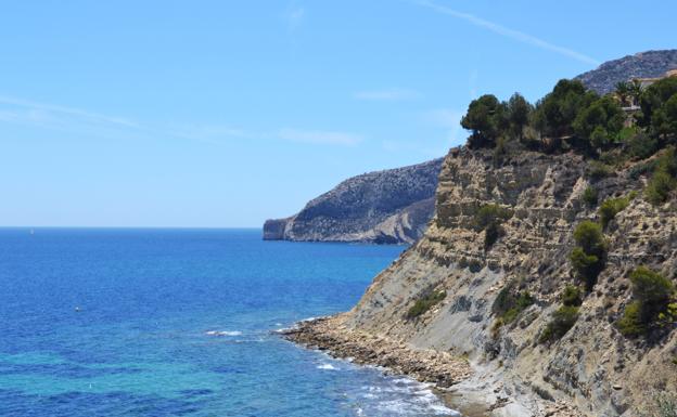 Una mujer cae de diez metros de altura en el Morro de Toix de Calp