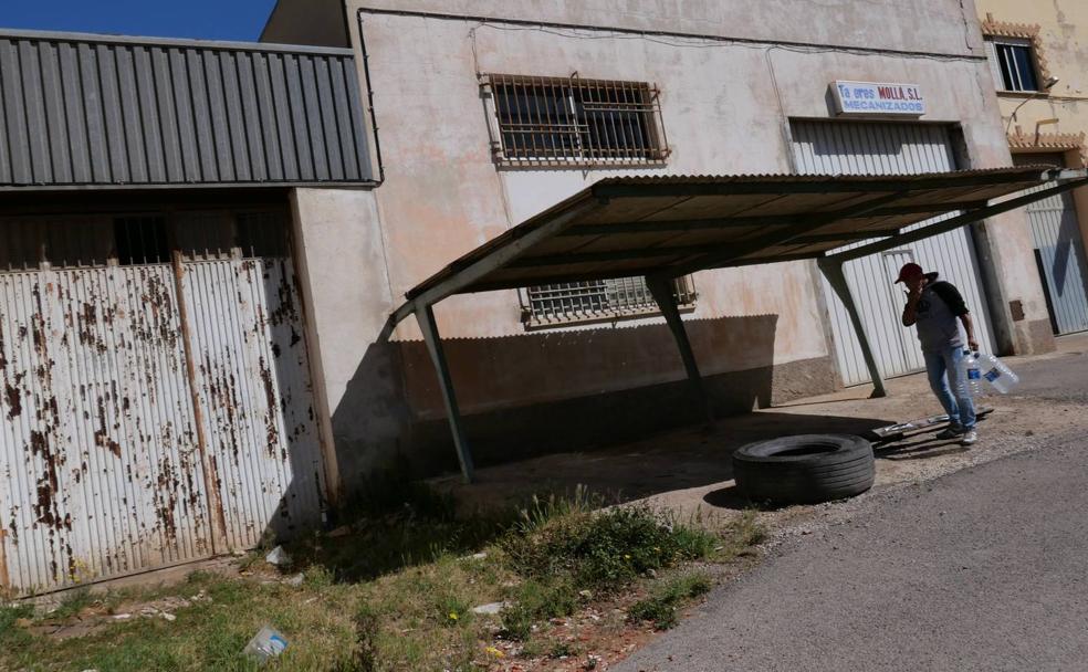 Solar. El abandono se aprecia en los solares con almacenes y naves en ruinas. 