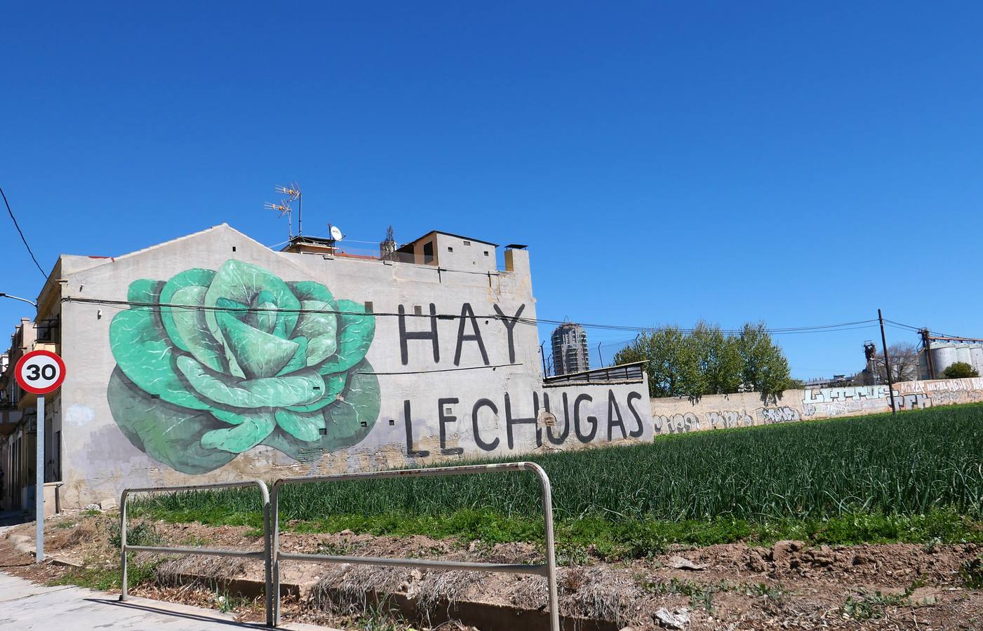 Mural. El artista urbano Escif retrata la degradación de la zona a través de varios murales.