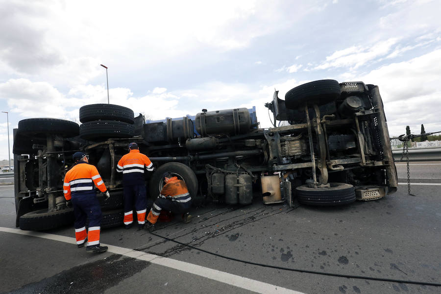 Circulaba en sentido hacia el puerto de Valencia y ha tomado la salida hacia la CV-36, donde se ha producido el accidente