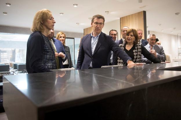 Núñez-Feijóo, junto a Bonig y otros dirigentes del PPCV, durante su visita ayer a Porcelanosa. 