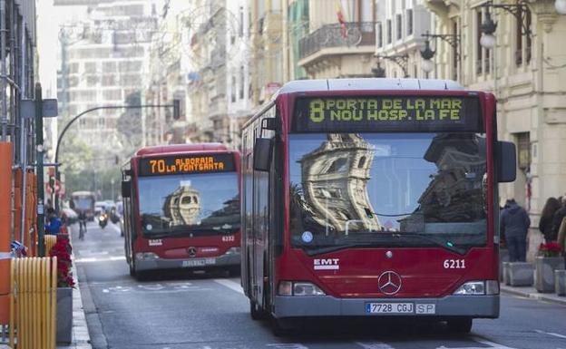 Autobuses de la EMT circulando por Valencia. 