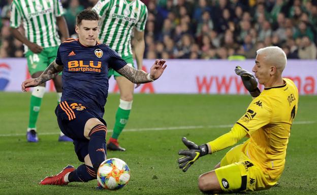 Mina y Joel en el Betis-Valencia de Copa en el Villamarín, lugar de la final.