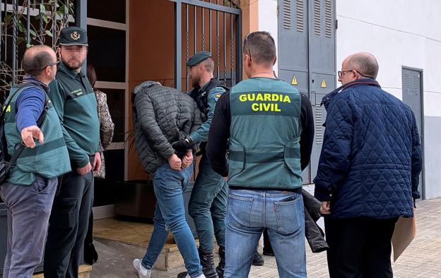 Agentes de la Guardia Civil acompañan al sospechoso del crimen de Vinaròs a una inspección de la vivienda. 