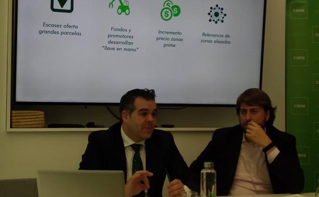 Muñoz y Sospedra, de la consultora inmobiliaria CBRE, durante la rueda de prensa.