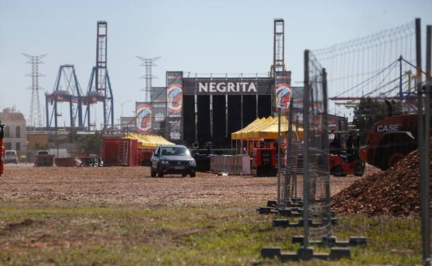 Montaje del escenario del festival, en el Multiespai de La Punta.