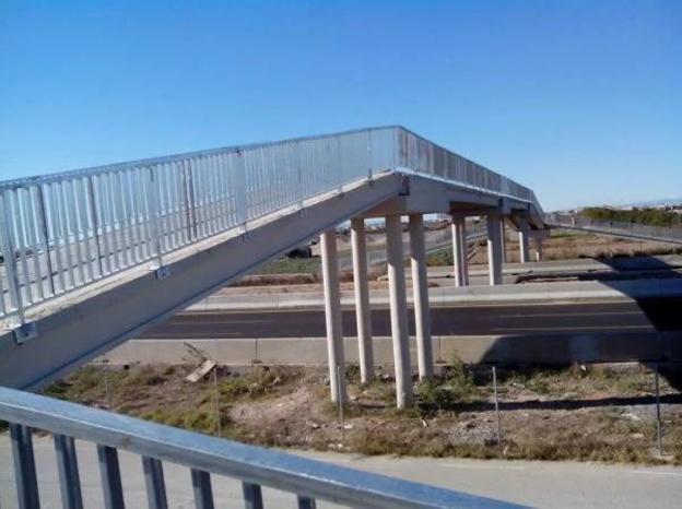 Estado actual del puente, tras el choque del camión. 