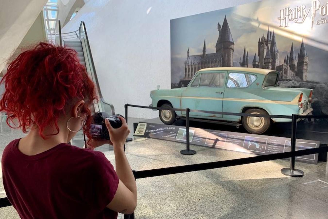 La locura de Harry Potter ya está prácticamente lista para su inauguración. 'Harry Potter: The exhibition' abre sus puertas a los fans del popular mago este sábado. En ella, los asistentes podrán descubrir los escenarios, objetos, personajes y, sobre todo, la magia, que envuelve al mundo creado por la escritora inglesa J. K. Rowling. El universo de Hogwarts estará en el Museo de las Ciencias de Valencia abierto al público hasta el 7 de julio y promete ser todo un éxito.