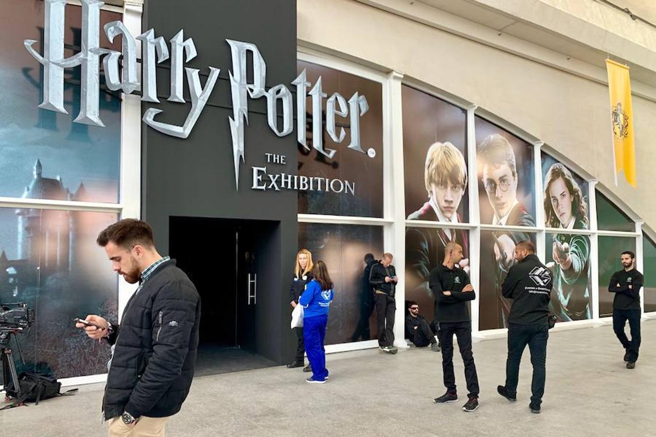 La locura de Harry Potter ya está prácticamente lista para su inauguración. 'Harry Potter: The exhibition' abre sus puertas a los fans del popular mago este sábado. En ella, los asistentes podrán descubrir los escenarios, objetos, personajes y, sobre todo, la magia, que envuelve al mundo creado por la escritora inglesa J. K. Rowling. El universo de Hogwarts estará en el Museo de las Ciencias de Valencia abierto al público hasta el 7 de julio y promete ser todo un éxito.