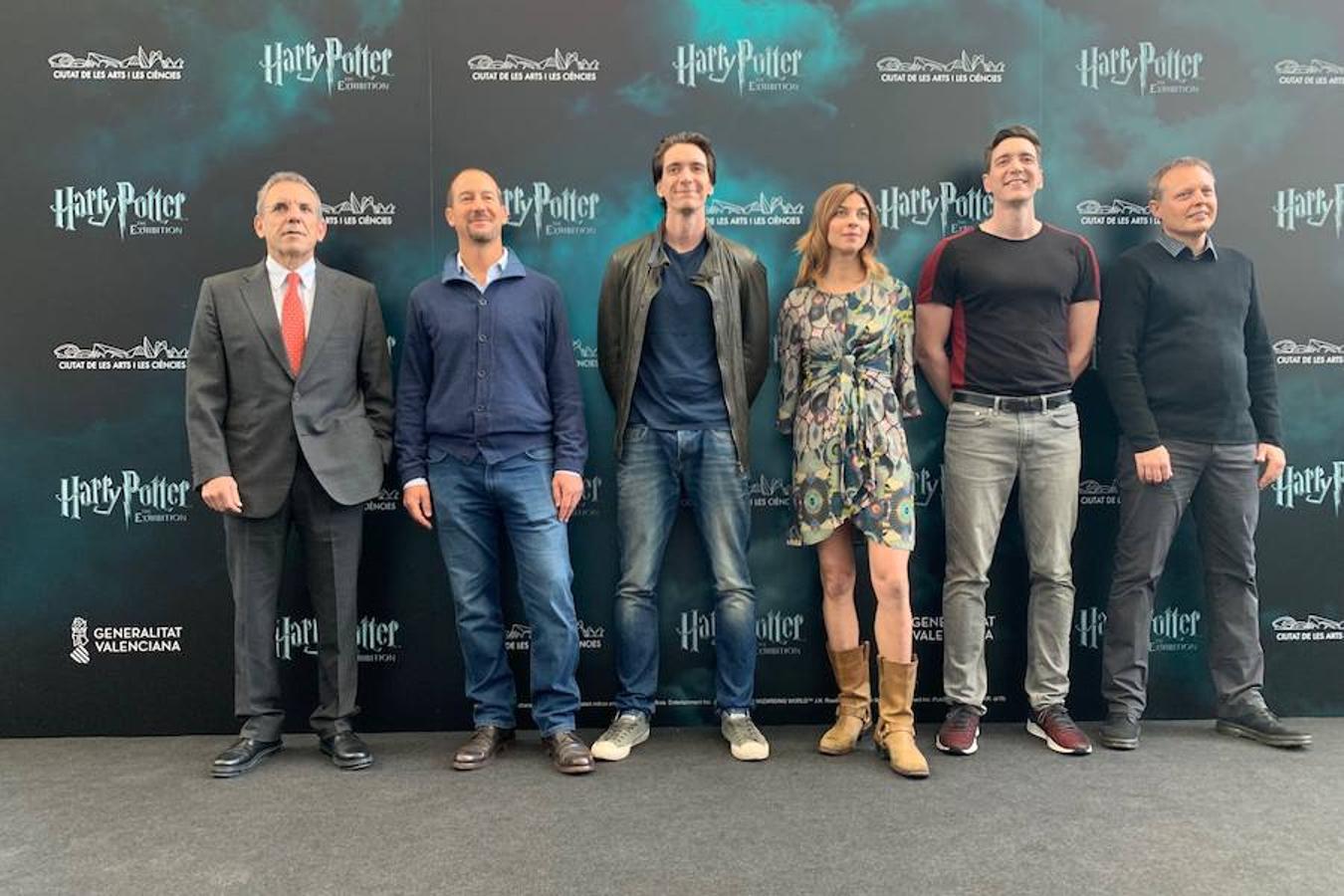 La locura de Harry Potter ya está prácticamente lista para su inauguración. 'Harry Potter: The exhibition' abre sus puertas a los fans del popular mago este sábado. En ella, los asistentes podrán descubrir los escenarios, objetos, personajes y, sobre todo, la magia, que envuelve al mundo creado por la escritora inglesa J. K. Rowling. El universo de Hogwarts estará en el Museo de las Ciencias de Valencia abierto al público hasta el 7 de julio y promete ser todo un éxito.