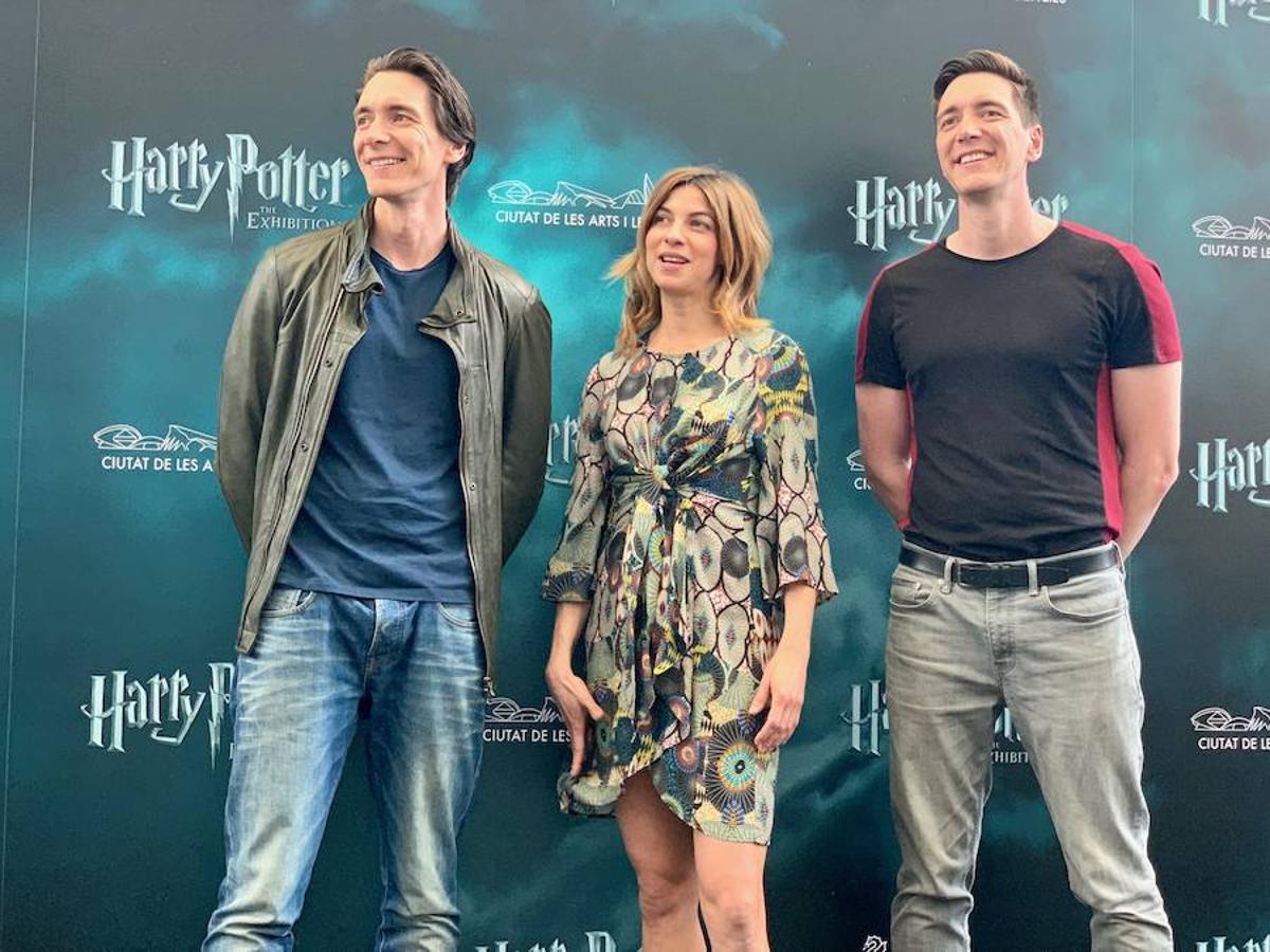 La locura de Harry Potter ya está prácticamente lista para su inauguración. 'Harry Potter: The exhibition' abre sus puertas a los fans del popular mago este sábado. En ella, los asistentes podrán descubrir los escenarios, objetos, personajes y, sobre todo, la magia, que envuelve al mundo creado por la escritora inglesa J. K. Rowling. El universo de Hogwarts estará en el Museo de las Ciencias de Valencia abierto al público hasta el 7 de julio y promete ser todo un éxito.