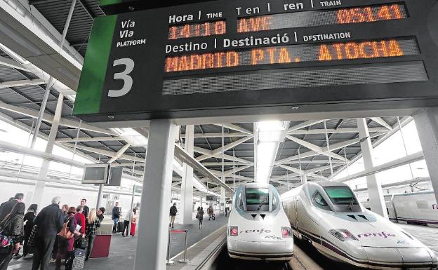 Trenes AVE, de Renfe, en la estacion Joaquin Sorolla de Valencia.