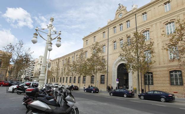 Exterior del edificio municipal de la Tabacalera. 