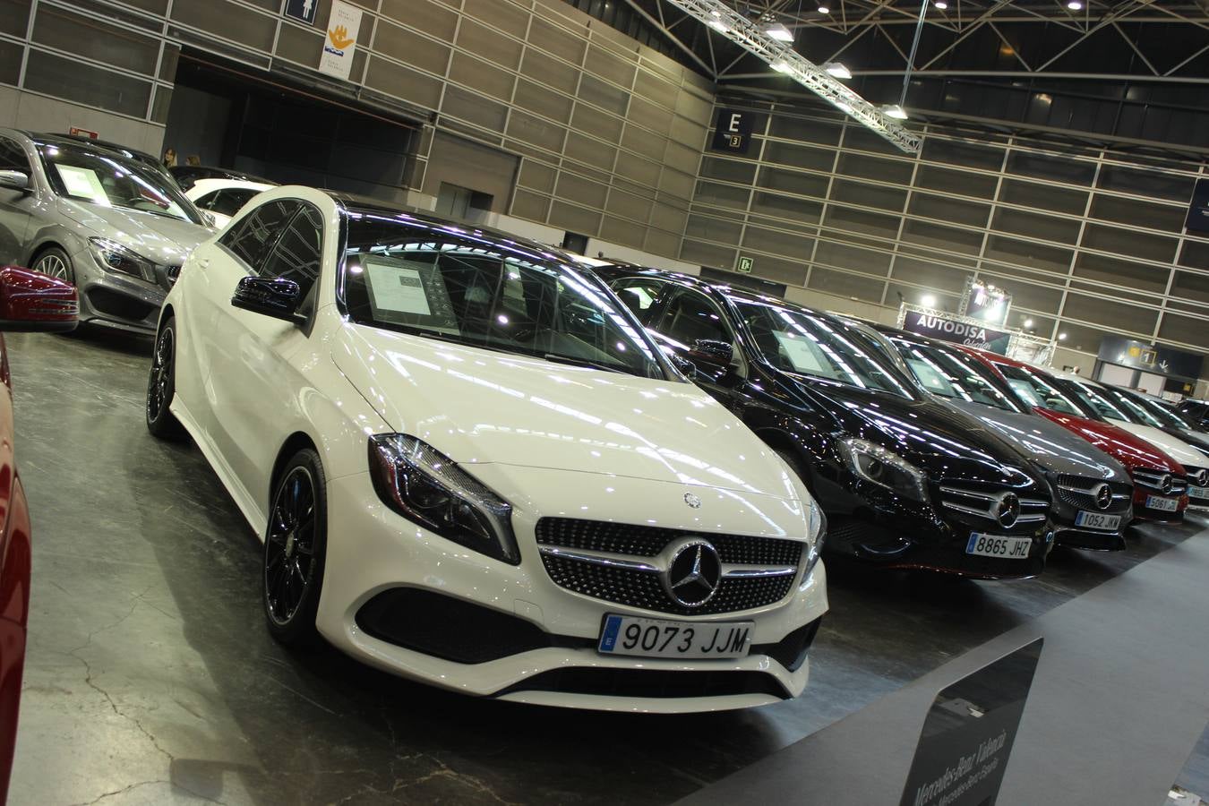 Feria Valencia celebra la 11ª. edición de la 'Feria del Vehículo Selección Ocasión', una cita que reúne hasta el próximo domingo, en el Nivel 3 del recinto ferial a 45 expositores y 26 marcas oficiales. Ofertan unos 1.500 vehículos con grandes descuentos; algunos coches de ocasión rebajados en más de 6.000 euros. 