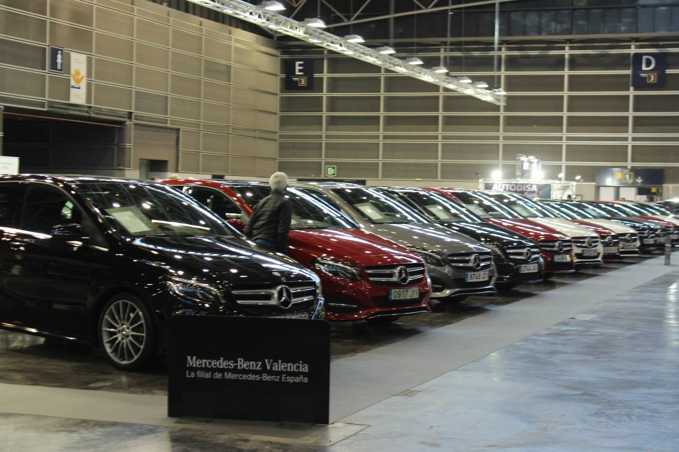 Feria Valencia celebra la 11ª. edición de la 'Feria del Vehículo Selección Ocasión', una cita que reúne hasta el próximo domingo, en el Nivel 3 del recinto ferial a 45 expositores y 26 marcas oficiales. Ofertan unos 1.500 vehículos con grandes descuentos; algunos coches de ocasión rebajados en más de 6.000 euros. 