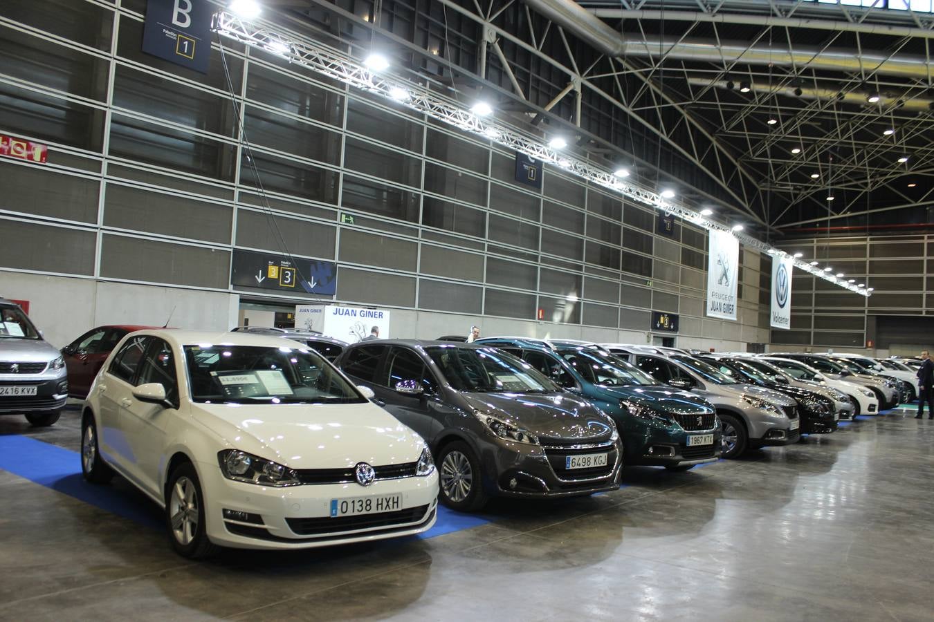 Feria Valencia celebra la 11ª. edición de la 'Feria del Vehículo Selección Ocasión', una cita que reúne hasta el próximo domingo, en el Nivel 3 del recinto ferial a 45 expositores y 26 marcas oficiales. Ofertan unos 1.500 vehículos con grandes descuentos; algunos coches de ocasión rebajados en más de 6.000 euros. 