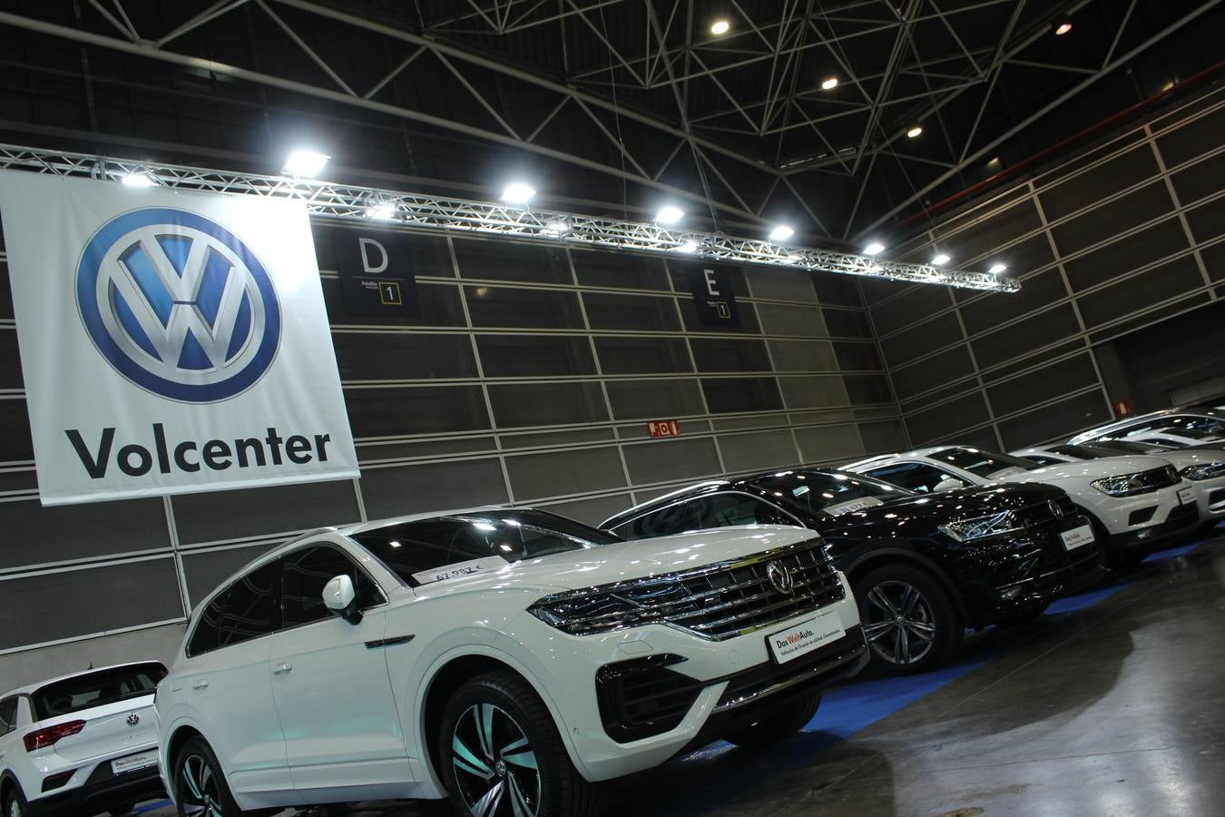 Feria Valencia celebra la 11ª. edición de la 'Feria del Vehículo Selección Ocasión', una cita que reúne hasta el próximo domingo, en el Nivel 3 del recinto ferial a 45 expositores y 26 marcas oficiales. Ofertan unos 1.500 vehículos con grandes descuentos; algunos coches de ocasión rebajados en más de 6.000 euros. 