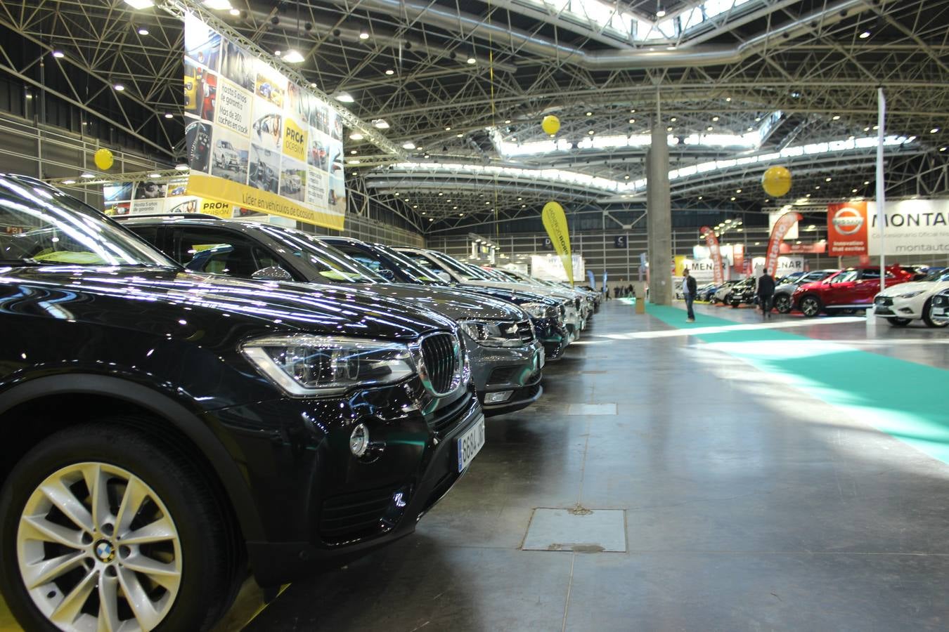Feria Valencia celebra la 11ª. edición de la 'Feria del Vehículo Selección Ocasión', una cita que reúne hasta el próximo domingo, en el Nivel 3 del recinto ferial a 45 expositores y 26 marcas oficiales. Ofertan unos 1.500 vehículos con grandes descuentos; algunos coches de ocasión rebajados en más de 6.000 euros. 