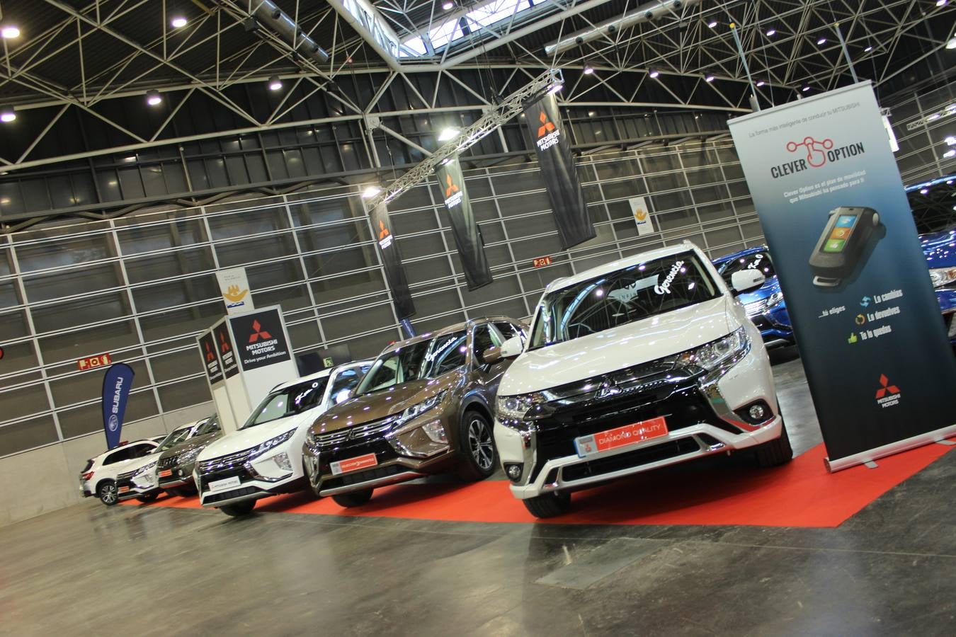 Feria Valencia celebra la 11ª. edición de la 'Feria del Vehículo Selección Ocasión', una cita que reúne hasta el próximo domingo, en el Nivel 3 del recinto ferial a 45 expositores y 26 marcas oficiales. Ofertan unos 1.500 vehículos con grandes descuentos; algunos coches de ocasión rebajados en más de 6.000 euros. 