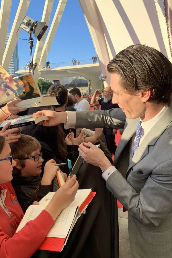 Los actores James y Oliver Phelps, los gemelos de la famosa saga cinematográfica de Harry Potter, han aprendido a cocinar una paella típica valenciana en una escuela culinaria durante su estancia en la ciudad de València por la inauguración de la exposición «Harry Potter The Exhibition». Los gemelos Weasley llegaron a la ciudad el pasado jueves para la inauguración de la muestra, junto a la actriz Natalia Tena, y ayer asistieron, de la mano de Turismo Valencia, a la escuela gastronómica Valencia Club Cocina, donde aprendieron a preparar paella valenciana, coca en landa y horchata de chufa. También realizaron una visita al mercado de Algirós, donde vendedores y clientes fueron sorprendidos por los actores británicos que se interesaron por los productos autóctonos y degustaron numerosos de ellos. 