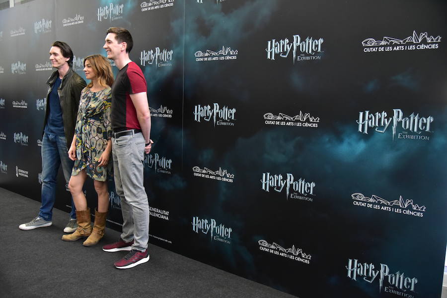 La locura de Harry Potter ya está prácticamente lista para su inauguración. 'Harry Potter: The exhibition' abre sus puertas a los fans del popular mago este sábado. En ella, los asistentes podrán descubrir los escenarios, objetos, personajes y, sobre todo, la magia, que envuelve al mundo creado por la escritora inglesa J. K. Rowling. El universo de Hogwarts estará en el Museo de las Ciencias de Valencia abierto al público hasta el 7 de julio y promete ser todo un éxito.