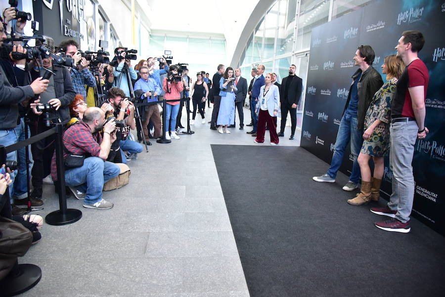 La locura de Harry Potter ya está prácticamente lista para su inauguración. 'Harry Potter: The exhibition' abre sus puertas a los fans del popular mago este sábado. En ella, los asistentes podrán descubrir los escenarios, objetos, personajes y, sobre todo, la magia, que envuelve al mundo creado por la escritora inglesa J. K. Rowling. El universo de Hogwarts estará en el Museo de las Ciencias de Valencia abierto al público hasta el 7 de julio y promete ser todo un éxito.