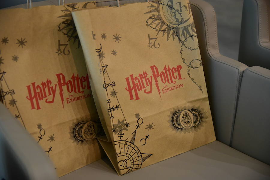 La locura de Harry Potter ya está prácticamente lista para su inauguración. 'Harry Potter: The exhibition' abre sus puertas a los fans del popular mago este sábado. En ella, los asistentes podrán descubrir los escenarios, objetos, personajes y, sobre todo, la magia, que envuelve al mundo creado por la escritora inglesa J. K. Rowling. El universo de Hogwarts estará en el Museo de las Ciencias de Valencia abierto al público hasta el 7 de julio y promete ser todo un éxito.