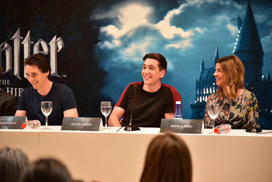 Los actores James y Oliver Phelps, los gemelos de la famosa saga cinematográfica de Harry Potter, han aprendido a cocinar una paella típica valenciana en una escuela culinaria durante su estancia en la ciudad de València por la inauguración de la exposición «Harry Potter The Exhibition». Los gemelos Weasley llegaron a la ciudad el pasado jueves para la inauguración de la muestra, junto a la actriz Natalia Tena, y ayer asistieron, de la mano de Turismo Valencia, a la escuela gastronómica Valencia Club Cocina, donde aprendieron a preparar paella valenciana, coca en landa y horchata de chufa. También realizaron una visita al mercado de Algirós, donde vendedores y clientes fueron sorprendidos por los actores británicos que se interesaron por los productos autóctonos y degustaron numerosos de ellos. 