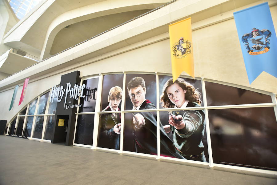 La locura de Harry Potter ya está prácticamente lista para su inauguración. 'Harry Potter: The exhibition' abre sus puertas a los fans del popular mago este sábado. En ella, los asistentes podrán descubrir los escenarios, objetos, personajes y, sobre todo, la magia, que envuelve al mundo creado por la escritora inglesa J. K. Rowling. El universo de Hogwarts estará en el Museo de las Ciencias de Valencia abierto al público hasta el 7 de julio y promete ser todo un éxito.