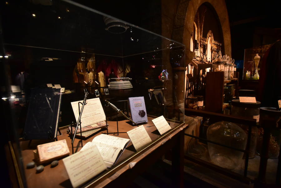 La locura de Harry Potter ya está prácticamente lista para su inauguración. 'Harry Potter: The exhibition' abre sus puertas a los fans del popular mago este sábado. En ella, los asistentes podrán descubrir los escenarios, objetos, personajes y, sobre todo, la magia, que envuelve al mundo creado por la escritora inglesa J. K. Rowling. El universo de Hogwarts estará en el Museo de las Ciencias de Valencia abierto al público hasta el 7 de julio y promete ser todo un éxito.