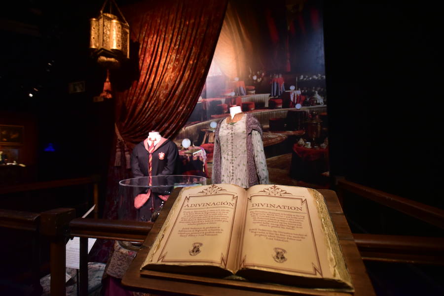 La locura de Harry Potter ya está prácticamente lista para su inauguración. 'Harry Potter: The exhibition' abre sus puertas a los fans del popular mago este sábado. En ella, los asistentes podrán descubrir los escenarios, objetos, personajes y, sobre todo, la magia, que envuelve al mundo creado por la escritora inglesa J. K. Rowling. El universo de Hogwarts estará en el Museo de las Ciencias de Valencia abierto al público hasta el 7 de julio y promete ser todo un éxito.