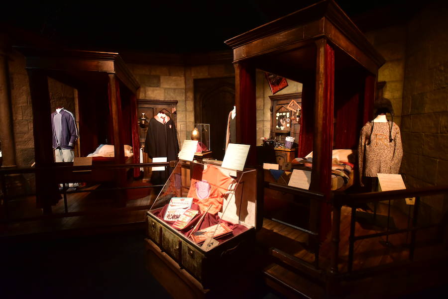 La locura de Harry Potter ya está prácticamente lista para su inauguración. 'Harry Potter: The exhibition' abre sus puertas a los fans del popular mago este sábado. En ella, los asistentes podrán descubrir los escenarios, objetos, personajes y, sobre todo, la magia, que envuelve al mundo creado por la escritora inglesa J. K. Rowling. El universo de Hogwarts estará en el Museo de las Ciencias de Valencia abierto al público hasta el 7 de julio y promete ser todo un éxito.