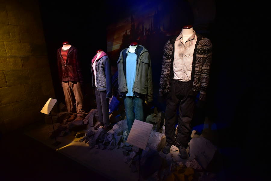 La locura de Harry Potter ya está prácticamente lista para su inauguración. 'Harry Potter: The exhibition' abre sus puertas a los fans del popular mago este sábado. En ella, los asistentes podrán descubrir los escenarios, objetos, personajes y, sobre todo, la magia, que envuelve al mundo creado por la escritora inglesa J. K. Rowling. El universo de Hogwarts estará en el Museo de las Ciencias de Valencia abierto al público hasta el 7 de julio y promete ser todo un éxito.