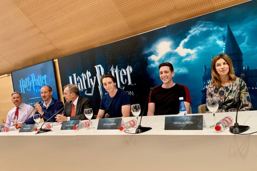 Los actores James y Oliver Phelps, los gemelos de la famosa saga cinematográfica de Harry Potter, han aprendido a cocinar una paella típica valenciana en una escuela culinaria durante su estancia en la ciudad de València por la inauguración de la exposición «Harry Potter The Exhibition». Los gemelos Weasley llegaron a la ciudad el pasado jueves para la inauguración de la muestra, junto a la actriz Natalia Tena, y ayer asistieron, de la mano de Turismo Valencia, a la escuela gastronómica Valencia Club Cocina, donde aprendieron a preparar paella valenciana, coca en landa y horchata de chufa. También realizaron una visita al mercado de Algirós, donde vendedores y clientes fueron sorprendidos por los actores británicos que se interesaron por los productos autóctonos y degustaron numerosos de ellos. 