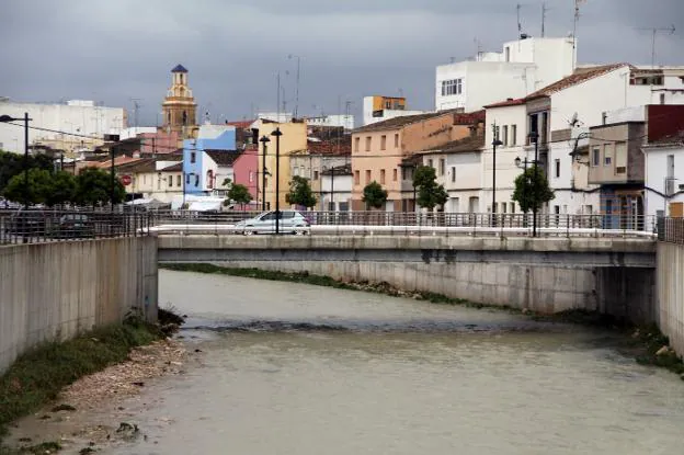 Imagen del río Girona atrevesando el núcleo urbano del El Verger. 