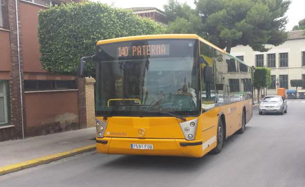 Uno de los autobuses metropolitanos que pasa por Paterna. 