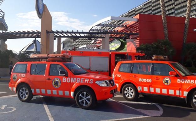 Vehículos de bomberos, en el centro comercial Heron City de Paterna, donde se ha producido el incendio.