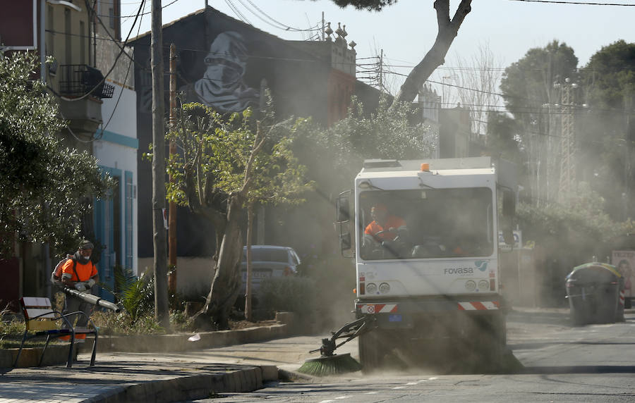 El recinto en el que ayer se congregaron cerca de 20.000 jóvenes ha despertado hoy con miles de botellas y bolsas de plástico en el suelo. Los operarios de la organización trabajaban para retirar toda la cantidad de basura que se extendía a los caminos de acceso al lugar en el que se celebraron las paellas universitarias. Incluso alguna acequia cercana también presentaba botellas y bolsas en sus aguas.